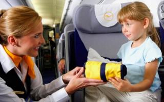 Can children fly on an airplane without their parents?